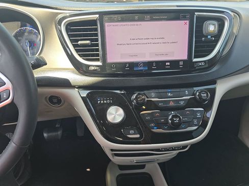Used 2022 Chrysler Pacifica Touring-L FWD image 3
