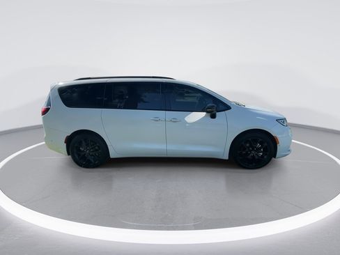 Used 2024 Chrysler Pacifica Touring-L w/ S Appearance Package image 23