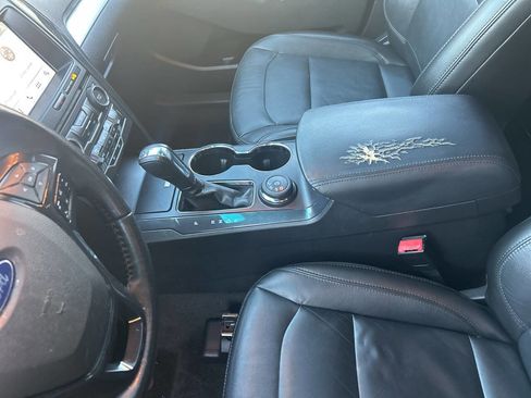 Used 2017 Ford Explorer XLT w/ Equipment Group 202A image 9