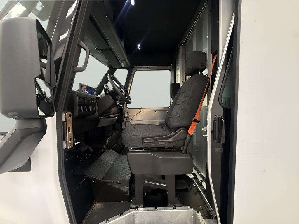 Used 2024 Chevrolet Brightdrop 600 w/ Commercial Equipment Package AWD/4WD image 9