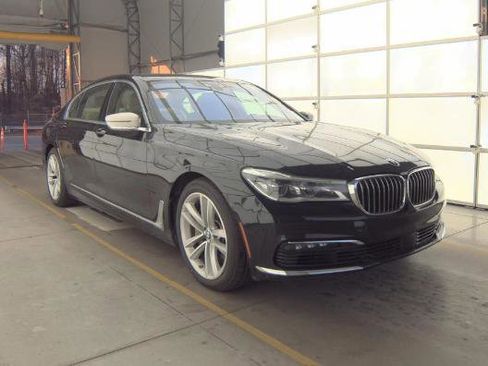 Used 2017 BMW 750i image 3