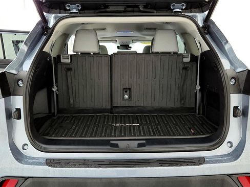 Used 2023 Toyota Highlander XLE image 13