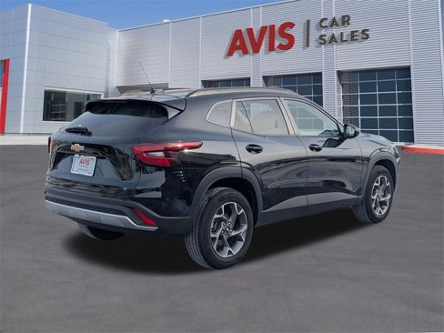 Used 2025 Chevrolet Trax LT w/ LT Convenience Package image 6