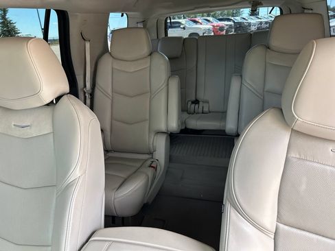 Used 2020 Cadillac Escalade Luxury AWD/4WD image 6