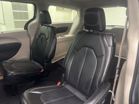 Used 2024 Chrysler Pacifica Touring-L image 12