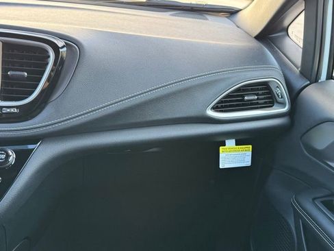 New 2026 Chrysler Pacifica Select image 17