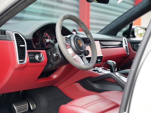 Used 2023 Porsche Cayenne GTS AWD/4WD image 33