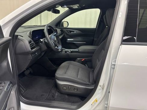 Used 2025 Chevrolet Traverse LT FWD image 15