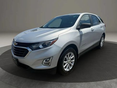 Used 2021 Chevrolet Equinox LS w/ LS Convenience Package AWD/4WD image 1