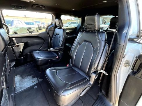 Used 2025 Chrysler Pacifica Select FWD image 6