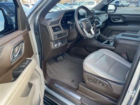 Used 2023 GMC Yukon XL SLT image 4