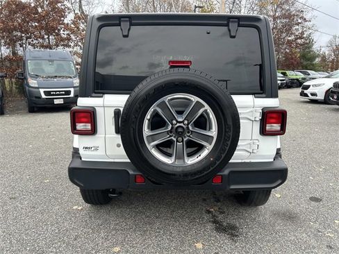 Used 2018 Jeep Wrangler Unlimited Sahara image 4