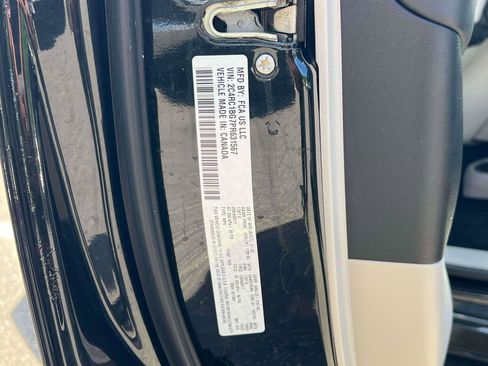 Used 2023 Chrysler Pacifica Touring-L FWD image 23