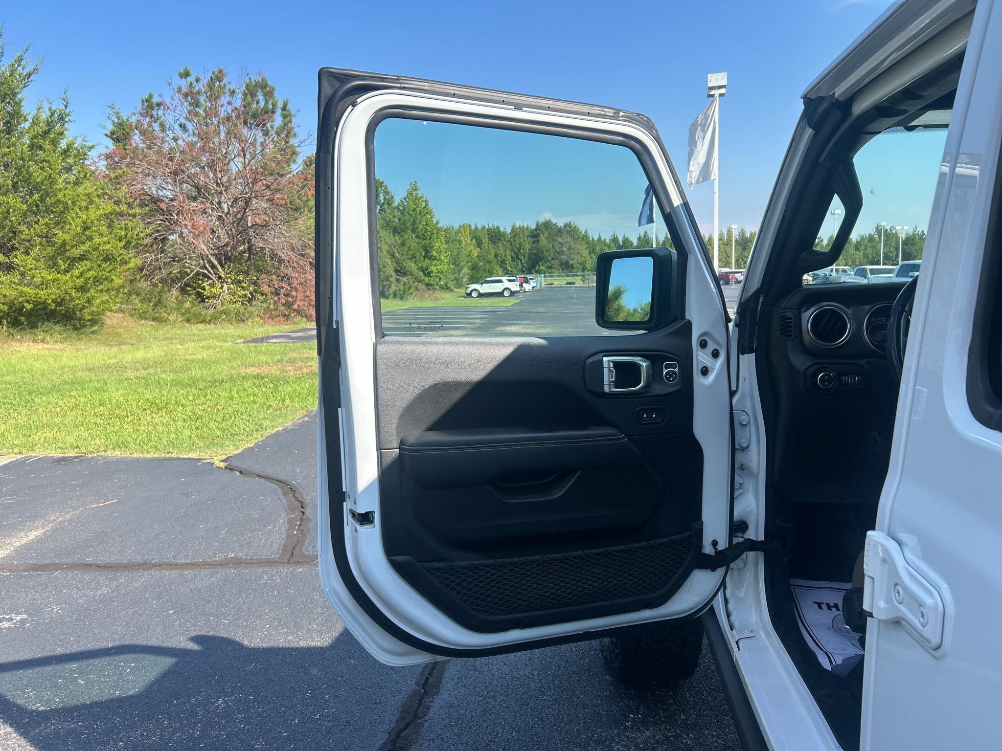 Used 2022 Jeep Gladiator Rubicon w/ LED Lighting Group AWD/4WD image 13