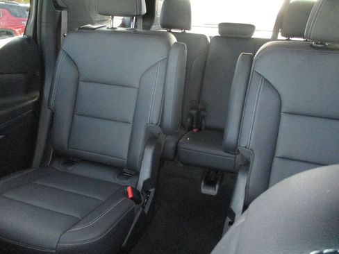 Used 2025 Chevrolet Traverse LT image 14