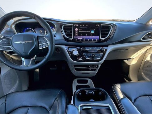 Used 2022 Chrysler Pacifica Touring-L image 16
