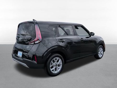 Used 2025 Kia Soul LX FWD image 4