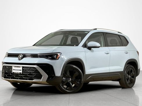 Used 2025 Volkswagen Taos SE w/ Panoramic Sunroof Package FWD image 1