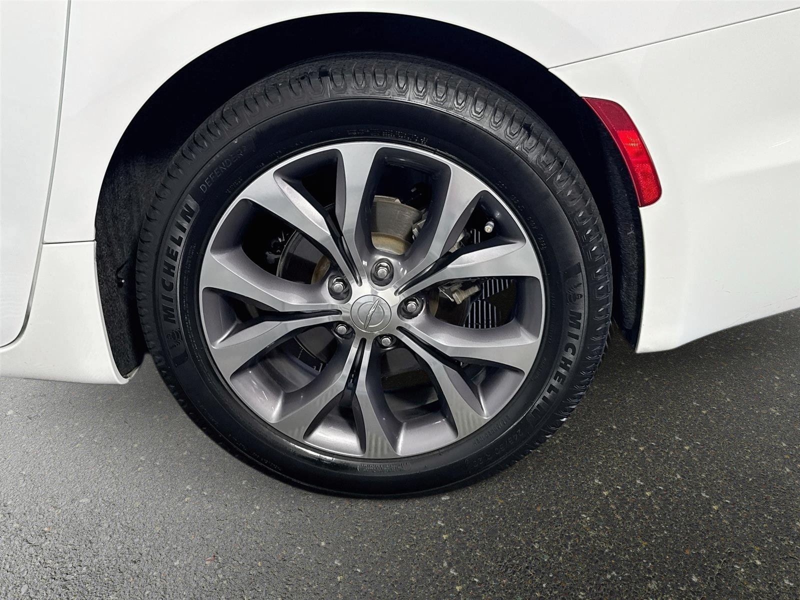 Used 2020 Chrysler Pacifica Limited w/ Tire & Wheel Group FWD image 32