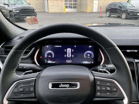 Used 2023 Jeep Grand Cherokee Altitude AWD/4WD image 18
