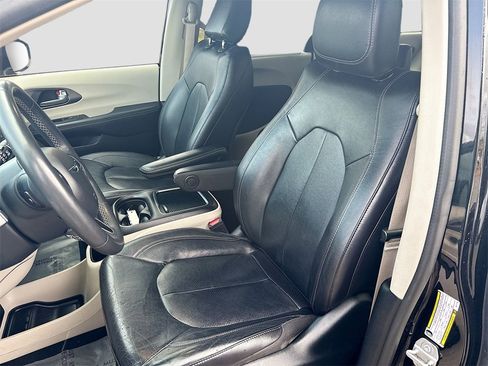 Used 2022 Chrysler Pacifica Touring-L image 20