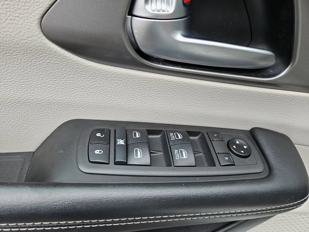 Used 2021 Chrysler Pacifica Touring-L FWD image 18