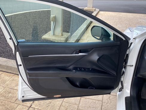 Used 2019 Toyota Camry SE w/ Convenience Package FWD image 19