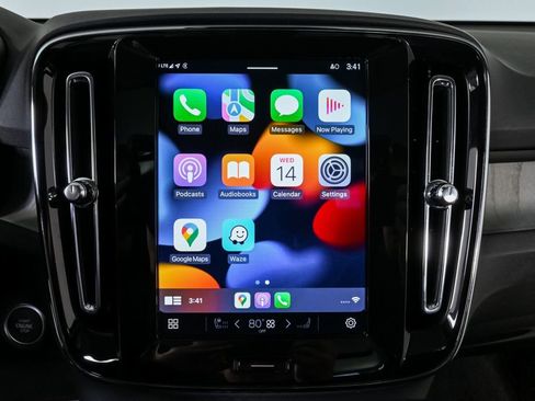 Used 2025 Volvo XC40 B5 Plus image 17