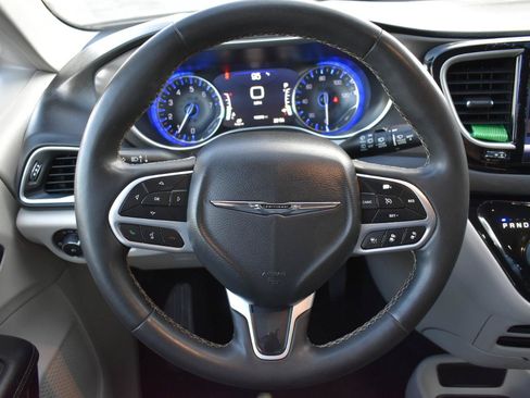 Used 2022 Chrysler Pacifica Touring-L FWD image 14