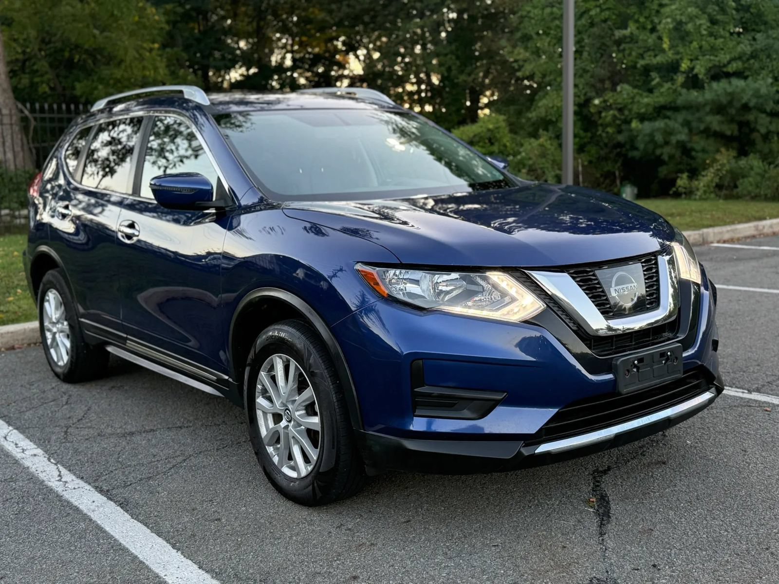 Used 2017 Nissan Rogue SV AWD/4WD image 3