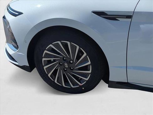 New 2025 Hyundai Sonata Limited image 11