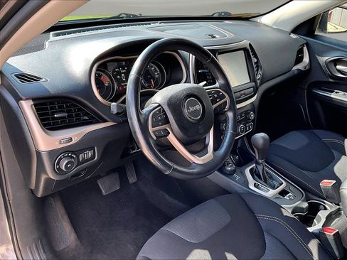 Used 2017 Jeep Cherokee Latitude w/ Cold Weather Group AWD/4WD image 22