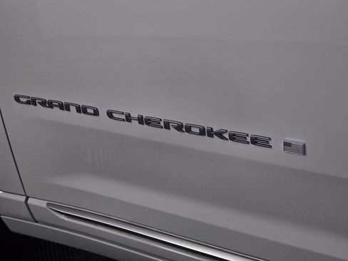 Used 2023 Jeep Grand Cherokee L Summit AWD/4WD image 13