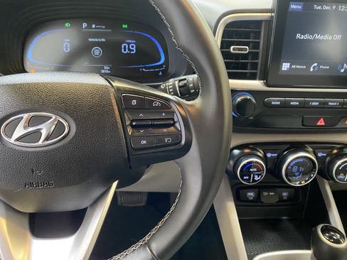 Used 2024 Hyundai Venue SEL image 31
