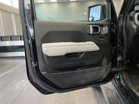 Used 2023 Jeep Gladiator Overland AWD/4WD image 14
