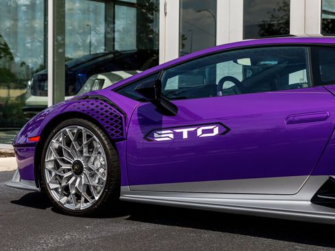 Used 2023 Lamborghini Huracan STO image 16