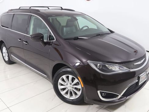 Used 2017 Chrysler Pacifica Touring-L image 16