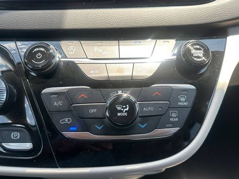 Used 2023 Chrysler Pacifica Touring-L FWD image 22