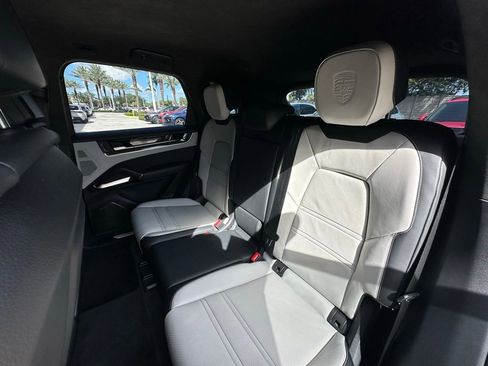 Certified 2025 Porsche Cayenne Turbo AWD/4WD image 36