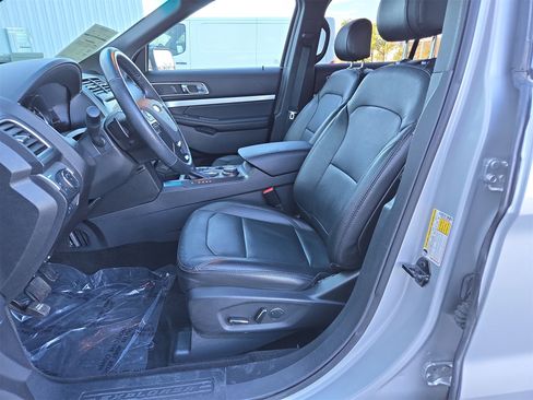 Used 2017 Ford Explorer XLT w/ Equipment Group 202A image 10