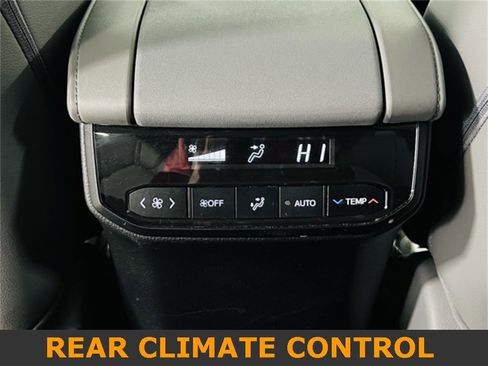 Used 2023 Toyota Highlander XLE image 10