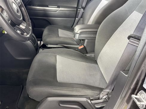 Used 2016 Jeep Patriot Latitude AWD/4WD image 12