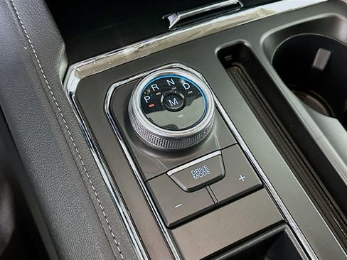 Used 2024 Ford Expedition XLT image 25