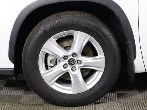 Used 2024 Toyota Highlander LE image 20