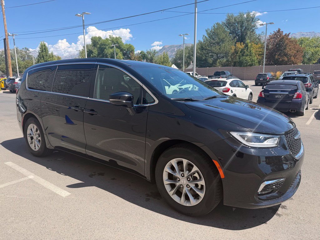 Used 2026 Chrysler Pacifica Limited FWD image 7
