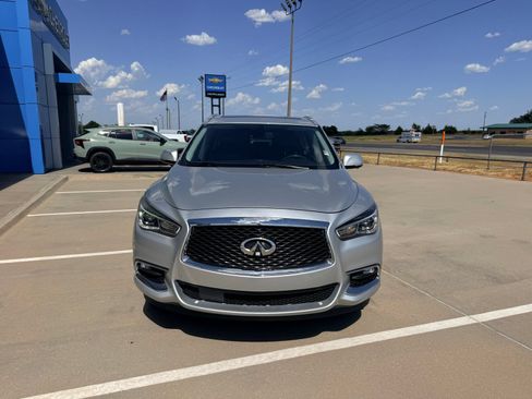 Used 2020 INFINITI QX60 Luxe w/ Essential Package FWD image 3