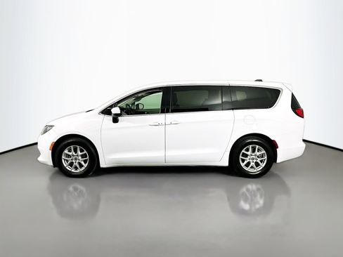 Used 2023 Chrysler Voyager LX FWD image 5