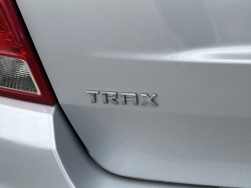 Used 2022 Chevrolet Trax LT w/ LT Convenience Package FWD image 9