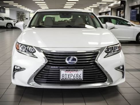 Used 2018 Lexus ES 300h w/ Navigation Package image 3