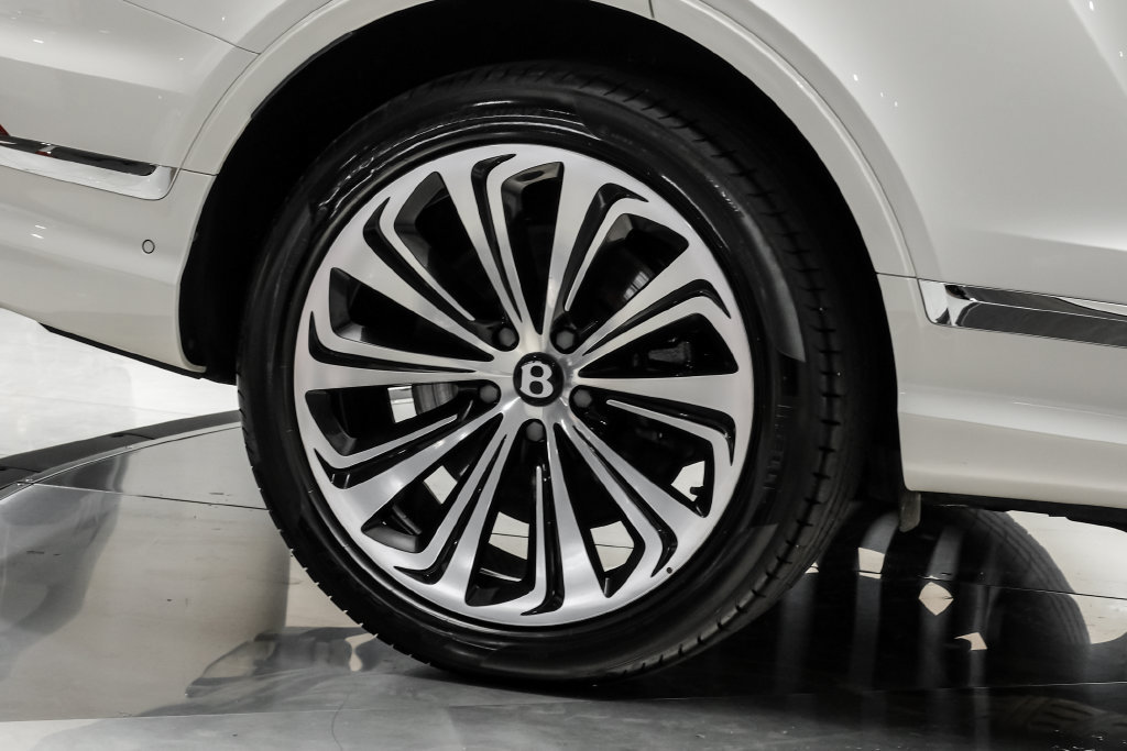 Used 2024 Bentley Bentayga AWD/4WD image 65